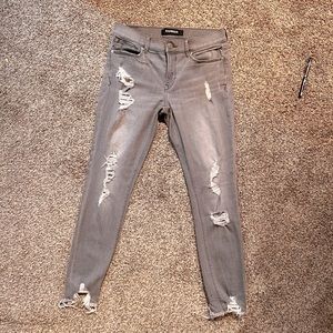 Mid-rise, ankle jegging with raw hem